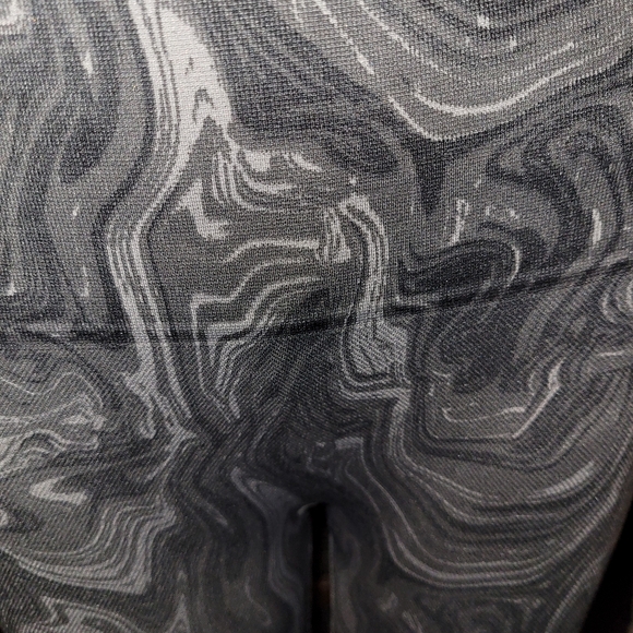 Breezies Tummy Smoothing Seamless 3/4 Cropped Leggings- Size L - Picture 2 of 5